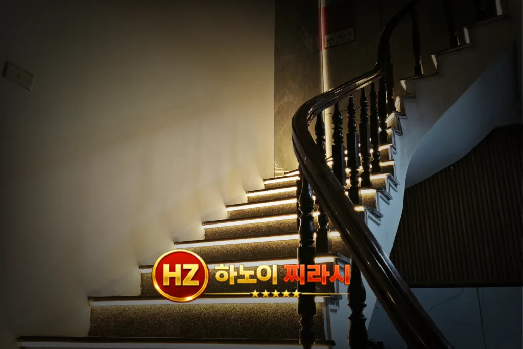 하노이 98 스파 복도 계단 분위기입니다.