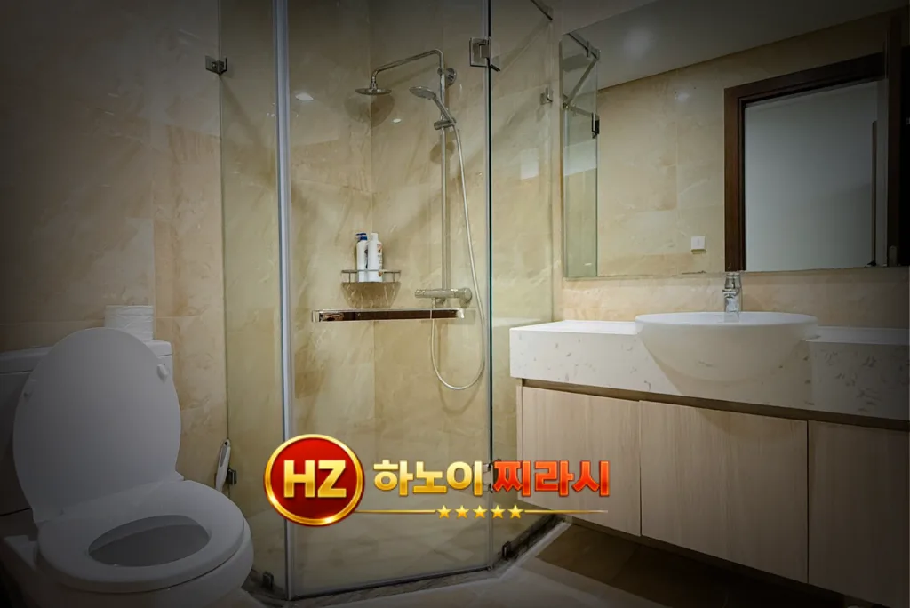 하노이 더 레전드 아파트 3룸 서브 화장실 모습입니다.