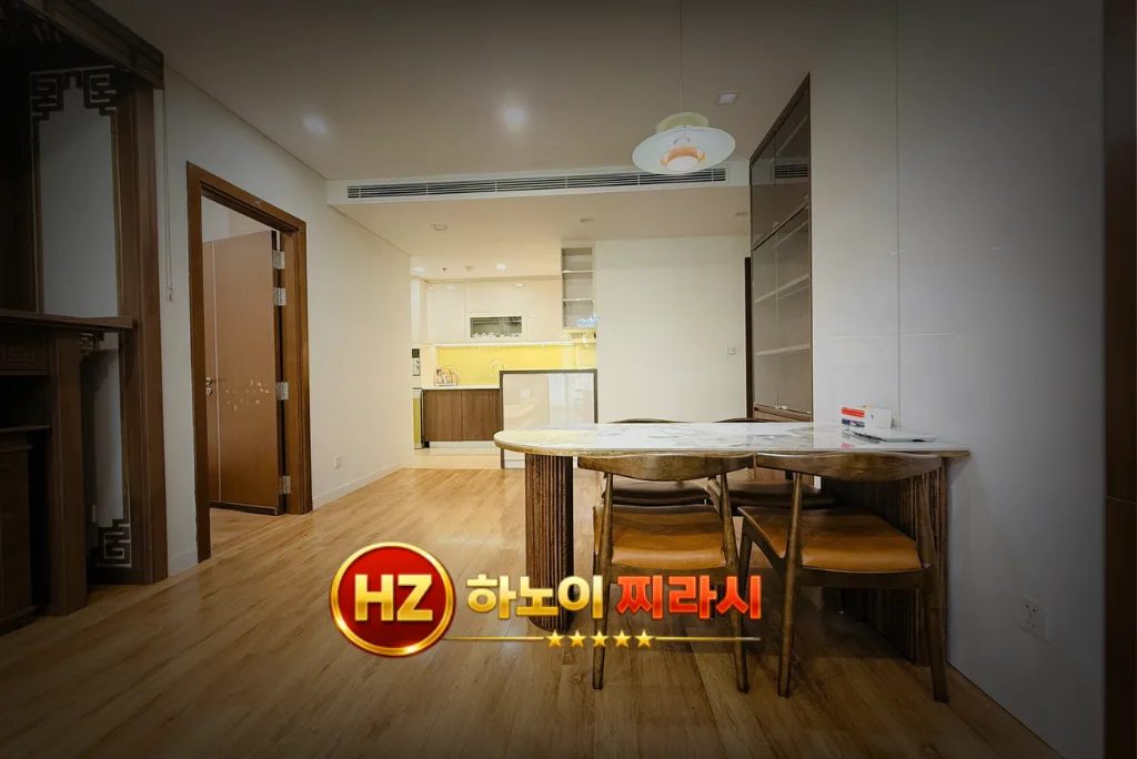 하노이 더 레전드 아파트 3룸 식탁과 주방 모습입니다.