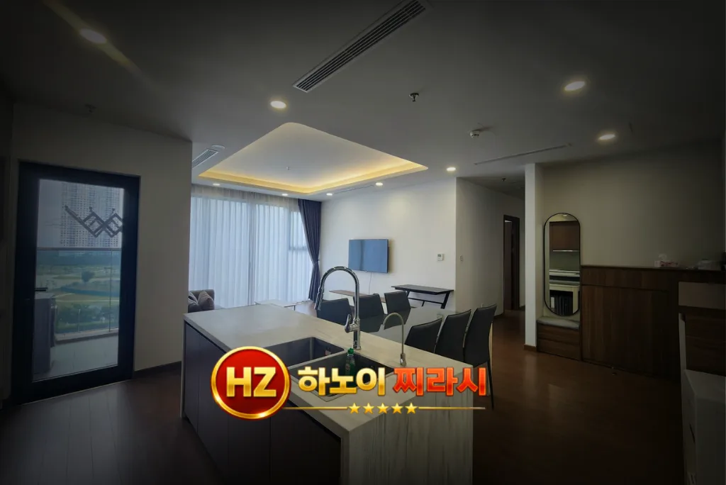하노이 매트릭스 원 2룸 숙소 주방과 거실 모습입니다.