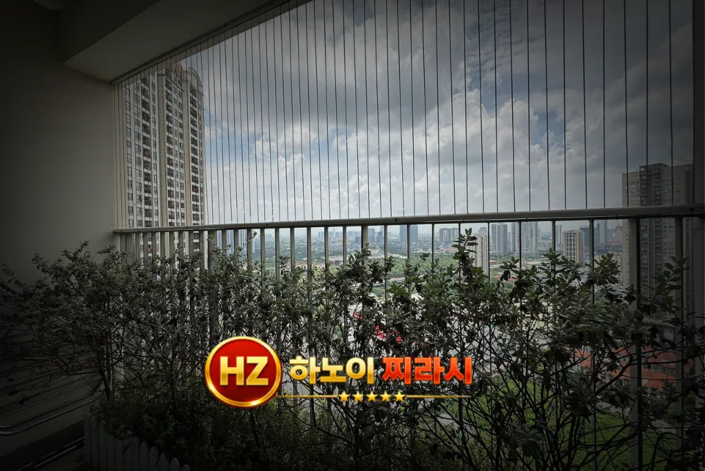 하노이 디 캐피탈 아파트 2룸 발코니 분위기입니다.