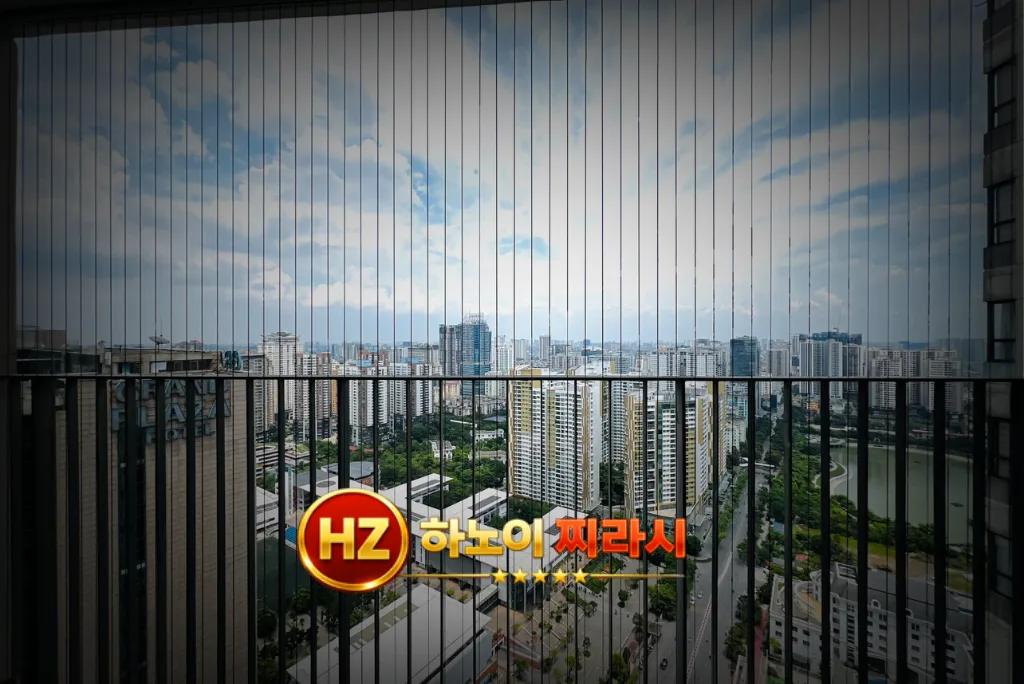 하노이 디 캐피탈 아파트 3룸 발코니 모습입니다.